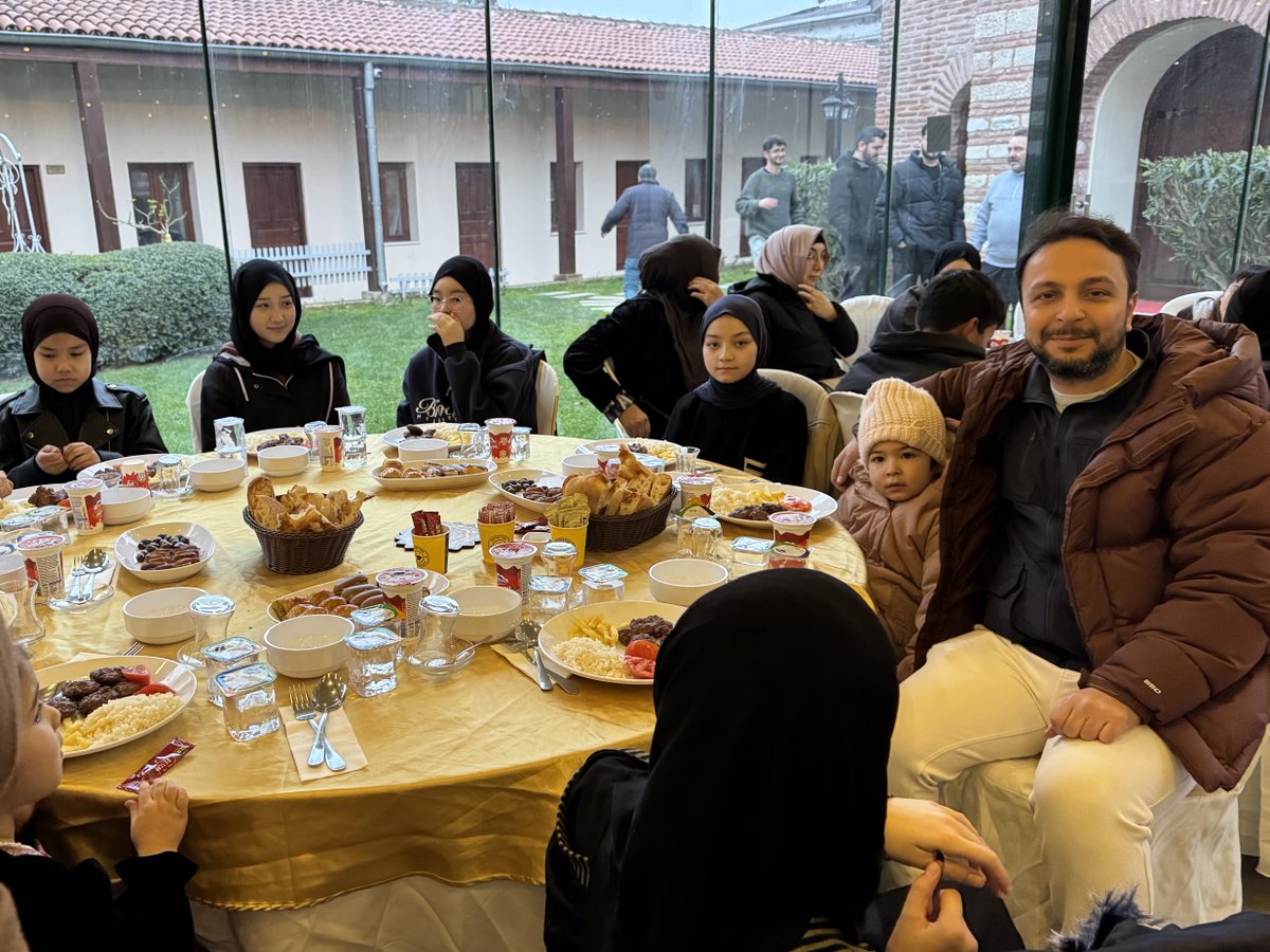 Uygur Türkü çocuklarımızla iftar…