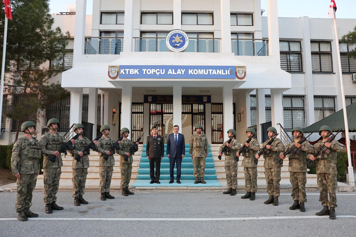 _cevdetyilmaz's tweet photo. Bu akşam mübarek Ramazan ayının bereketini, KKTC Cumhurbaşkanı Sayın Tufan Erhürman ve Başbakan Sayın Ünal Üstel ile birlikte, KKTC’de görev yapan kahraman Mehmetçiklerimizle iftar sofrasında paylaşmanın huzurunu yaşıyoruz.

Tasada ve sevinçte bir olduğumuz Kıbrıs Türk halkıyla gönül bağımızın ne kadar güçlü olduğunun en büyük göstergelerinden biri de şüphesiz burada görev yapan Mehmetçiklerimizdir. 

Bu vesileyle, vatanımızın güvenliği ve milletimizin huzuru için büyük bir fedakarlıkla görev yapan kahraman ordumuzun her bir mensubuna şükranlarımı sunuyorum. Rabbim ayaklarına taş değdirmesin…