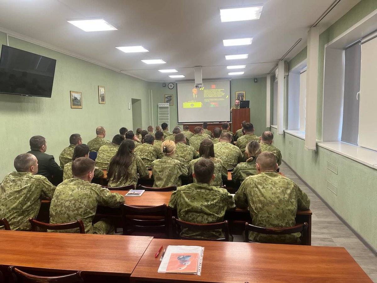 Ipsrbby's tweet photo. В центре подготовки специалистов пограничного контроля прошло занятие по информационной безопасности

🇧🇾Старшим инженером центра майором Андреем Мотузко в рамках часов воспитательной работы с личным составом проведено профилактическое занятие https://t.co/ZTP8GiNBVU