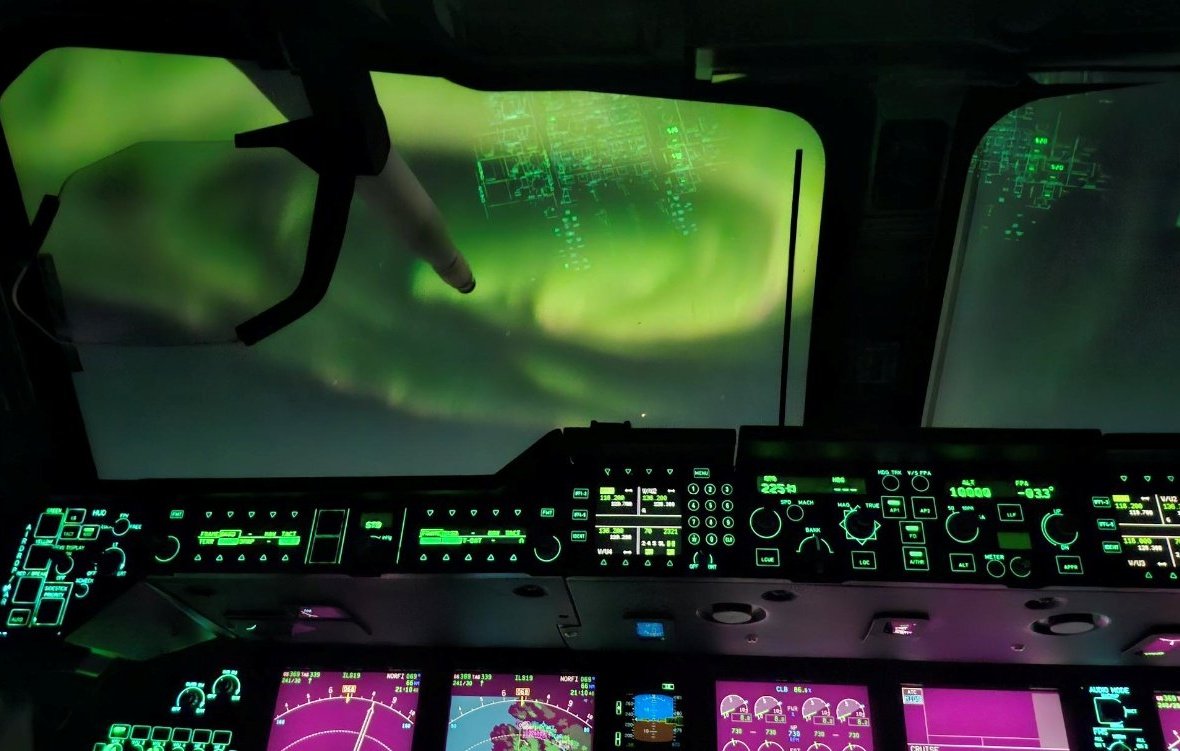 Tom_Antonov's tweet photo. Northern Lights from the Cockpit of a French air force A400M over #Greenland.
by @Armee_de_lair #avgeek https://t.co/kMcmhtOYGA