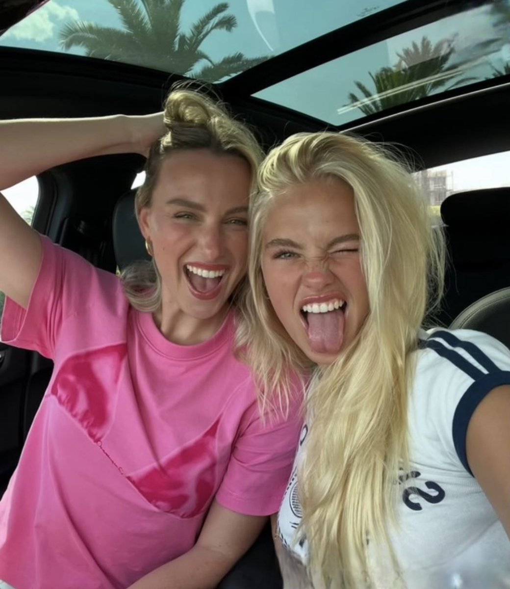 Les 2 copines 👩🏼👩🏻 tweet media