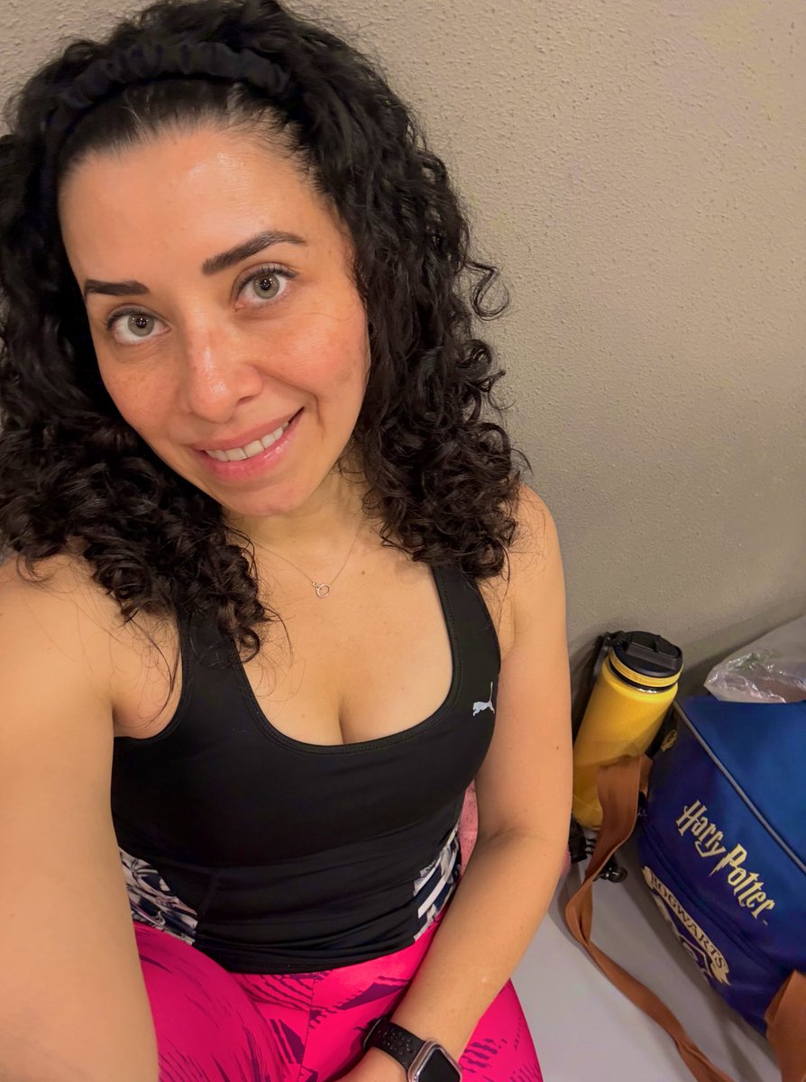 Akitsu_13's tweet image. Esta paz y bienestar que construí para mi se refleja en mi mirada y en mi sonrisa… volví a mi y hoy, hoy estoy feliz 🧘🏻‍♀️☺️✨ #WellnessJourney #selflove #mindbodyspirit 🍃