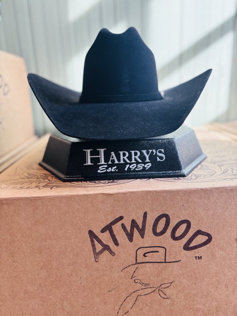 harrys1939's tweet image. Find all the deals this week upstairs in the hat room! $20.00 off all felt hats this week only 🤠 harrysboots.com/hat

#hatroom #harrysboots #sansabatexas #sansabatx #centraltexas #texashillcountry #westernstore #felthat #cowboyhat #shoptexas #traveltexas
