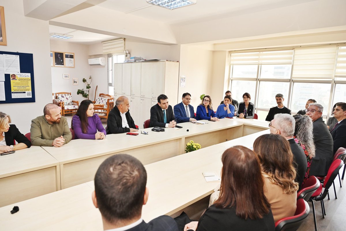 Aydin_MEM's tweet photo. 🏫Müdürümüz @mehmetyigitmem, Köşk Ayla Vural Anadolu Lisesi öğretmenlerimizle bir araya gelerek fikir ve gönül birliğiyle örülen “Satır Arası Hasbihal” sohbetlerinden birini daha gerçekleştirdi. 

📚 Tolstoy’un kaleme aldığı “İvan İlyiç’in Ölümü” isimli eseri üzerine gerçekleştirilen sohbette; yaşamın anlamı, eğitimin insani boyutu ve erdemli bir hayatın izleri satır aralarında arandı. 

Türkiye Yüzyılı Maarif Modeli’nin "düşünen ve sorgulayan insan" vizyonuna değer katan söyleşiyle maarif ailemizin kültürel ve entelektüel birikimi bir kez daha kendisini gösterdi.🇹🇷

Müdür YİĞİT: “Bir eserin satırlarında meslektaşlarımla buluşmak, sadece bir kitabı değerlendirmek değil; ortak bir ruhu ve hakikati paylaşmaktır; Tolstoy’un penceresinden hayata bakarken aslında maarif davamızın özündeki 'insan' ve 'anlam' kavramlarını yeniden keşfediyoruz.”✨️

📍Köşk

#SatırArasıHasbihal

@tcmeb
@Yusuf__Tekin
@mehmetyigitmem