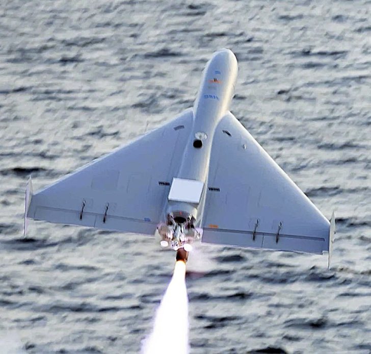 OpexNews's tweet image. 🇺🇸🇮🇷 Le #LUCAS n’est pas une surprise pour qui suivait le dossier. Depuis 2022, les retours d’Ukraine convergeaient tous vers le même constat : la munition rôdeuse bon marché, produite en masse, était en train de devenir l’arme de saturation par excellence. Ce qui est notable,