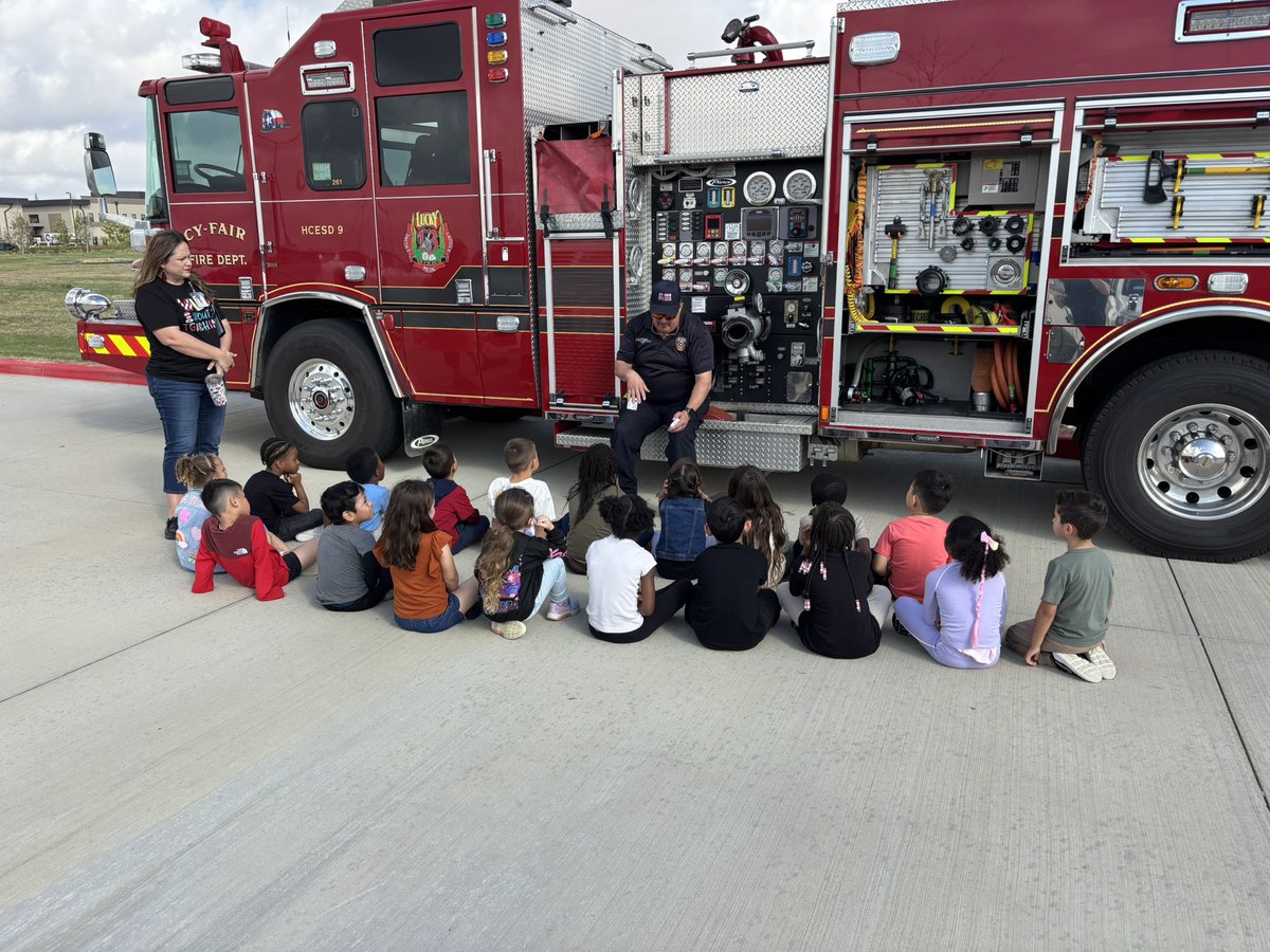 cyfairfd's tweet photo. Thank you McReavy Elementary (Waller ISD) for allowing us to be a part of “Careers on Wheels”.  We enjoyed seeing all the smiling faces.  

Hopefully one day, one of these young men or women will be standing in uniform, in front of students, planting that seed. https://t.co/FKWsZv81eF