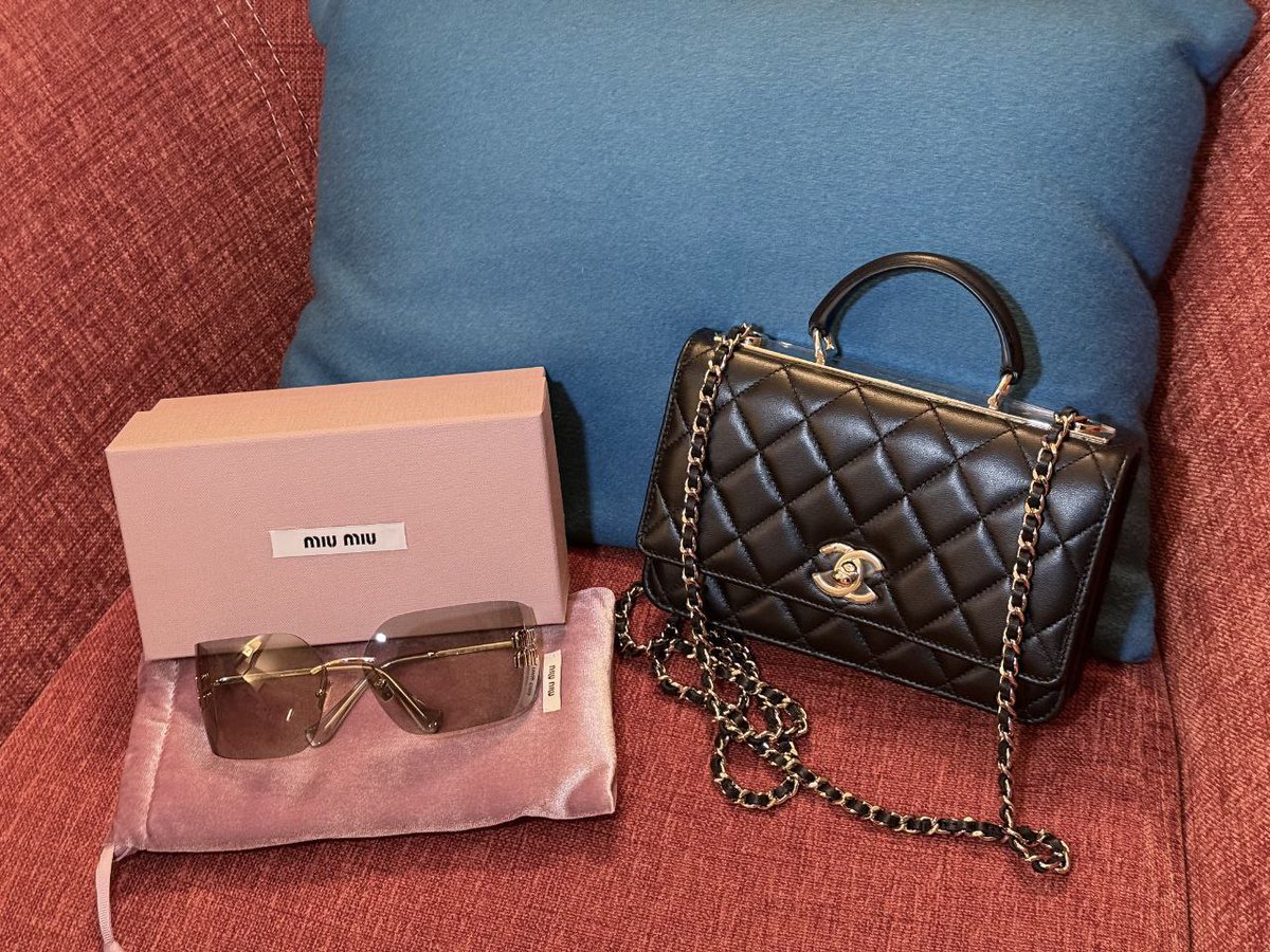 dewiwidedewi's tweet image. Walked into Chanel, walked out upgraded. This flap bag and Miu Miu set? Game-changers for my collection. ✨ Who's next on the wishlist? #ChanelAddict #DesignerHaul #FashionGram