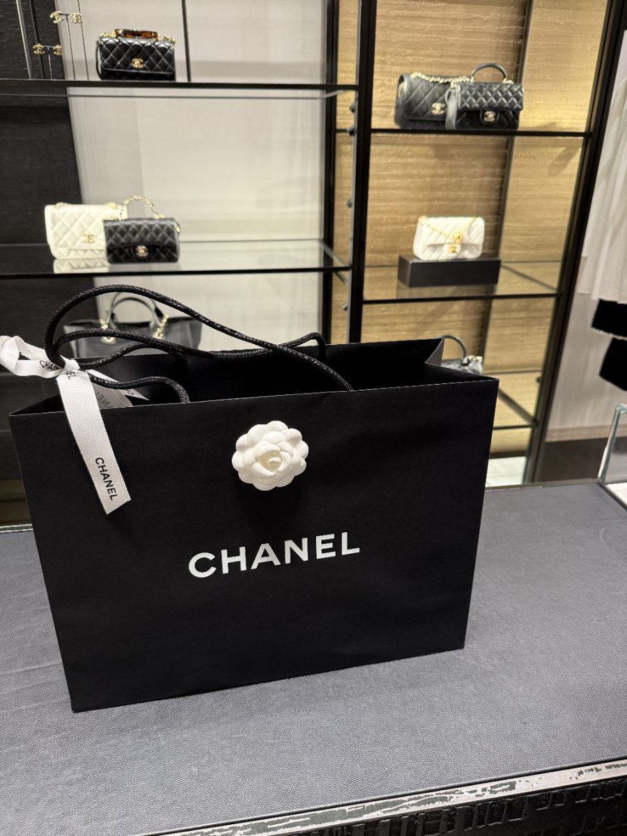 dewiwidedewi's tweet image. Walked into Chanel, walked out upgraded. This flap bag and Miu Miu set? Game-changers for my collection. ✨ Who's next on the wishlist? #ChanelAddict #DesignerHaul #FashionGram