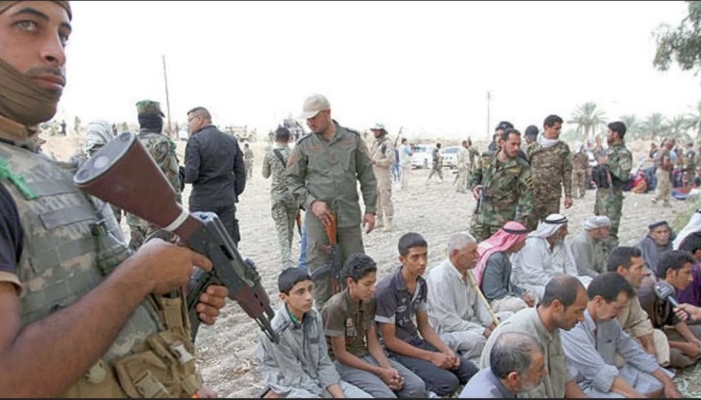 سكان جرف الصخر قتـ..،ـلوا وهجروا واعتقلوا على مدى اكثر من 20 عاماً

بدأت الحكاية بعد عام 2003 عندما كان يدخل الحرس الوطني مع الجيش الامريكي لبيوتنا ويقتـ،.ـلوا شبابنا ميدانياً ودون أي ذنب، والذي يقع تحت رحمتهم يعتقلوه ويبقى في السجن أما يُحكم بالإعدام أو مؤبداً.

وأيضاً كانوا