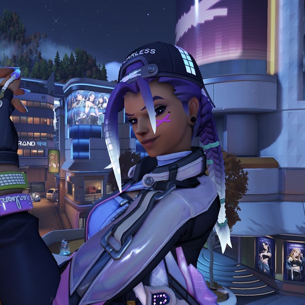 sombra has one of the most tea in-game models i dont make the rules