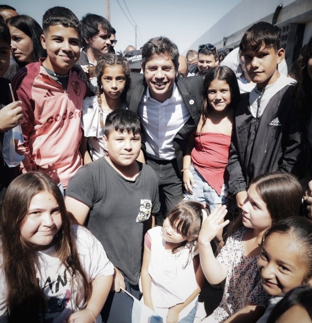 Se inauguró el edificio educativo N°300!, en lo que antes era una tierra baldía y ahora es un polo educativo. Mientras Milei promueve el odio y destrucción, el gob. de Kicillof se ocupa de su gente y está presente siempre. ❤️‍🩹