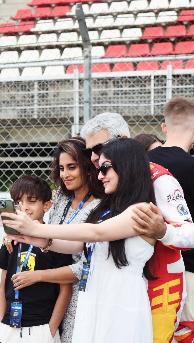 AjithFCMadurai's tweet photo. 10K Likes for this Family???

#AjithKumar https://t.co/5otajFrZX0