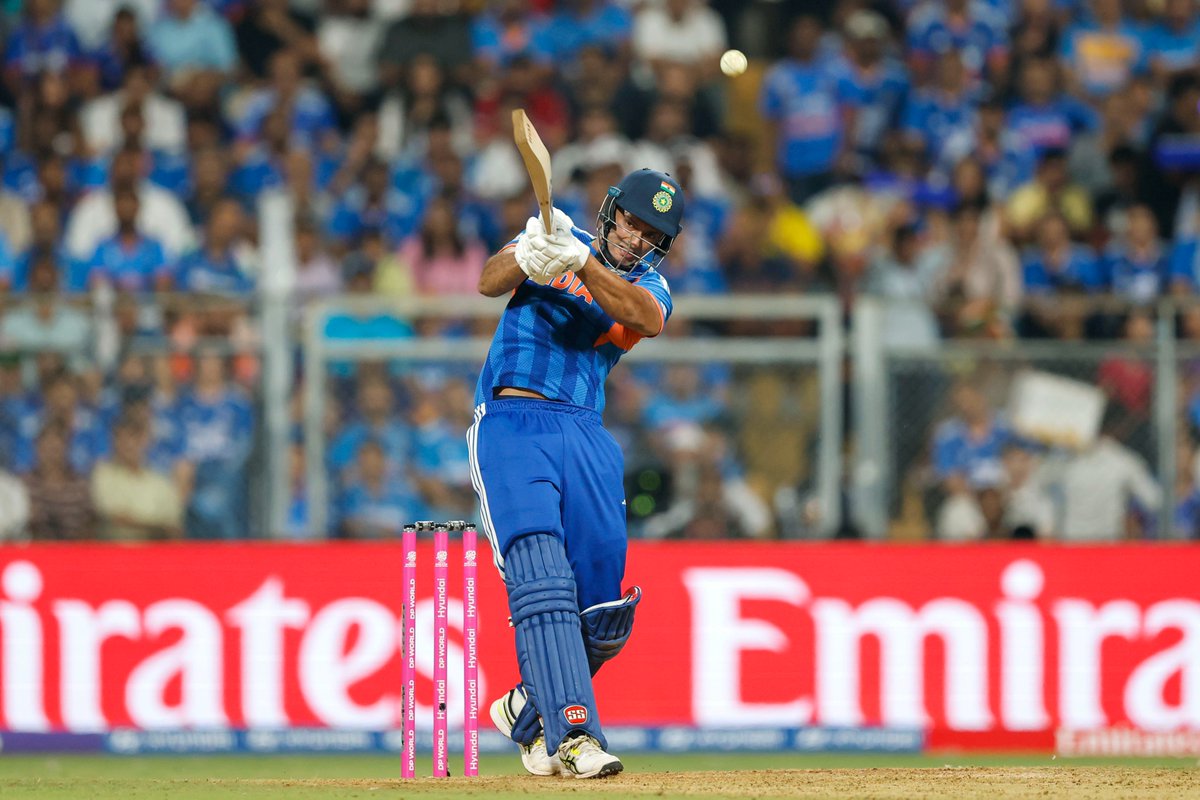 TheArvindPandey's tweet image. विजय विश्व तिरंगा प्यारा, झण्डा ऊँचा रहे हमारा ! 🇮🇳

#T20WorldCup सेमीफाइनल मैच में इंग्लैंड को हराकर शानदार विजय के साथ फाइनल में प्रवेश करने पर भारतीय क्रिकेट टीम को सह्रदय बधाई।

इतिहास रचने से बस एक कदम दूर। फाइनल मैच के लिए शुभकामनाएँ।

विजयी भवः ! 🏆

#TeamIndia | #ENGvIND