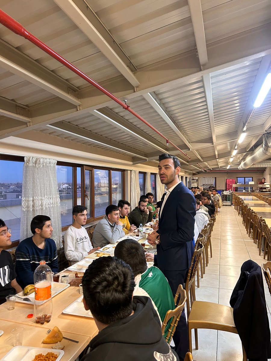 akgenclikmeram's tweet photo. #Ramazan🌜da aynı sofrada buluşmanın, kardeşliğin huzurunu Meramlı kardeşlerimizle paylaşıyoruz.

📍Mustafa İlboğa İmamhatip Lisesi

Kıymetli vatandaşlarımızla iftar sofrasında bir araya geldik.

#BizimMeram https://t.co/3qH2FVL8Bp