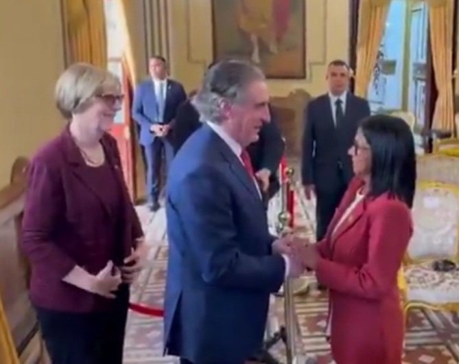 Delcy humillada, ah si, qué bien!

Y los venezolanos callados, viendo cómo Delcy compra impunidad y poder para seguir jodiendo al pueblo, con el petróleo y minerales del país.

"Qué lindo verla humillarse"
Mientras tanto sigue viviendo como monarca y el pueblo más jodido.