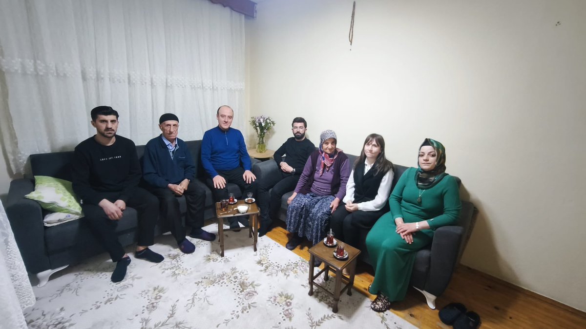 akgenclikmeram's tweet photo. #Ramazan🌜da aynı sofrada buluşmanın, kardeşliğin huzurunu Meramlı hemşehrilerimizle paylaşıyoruz.

📍Lalebahçe Mahallesi 

mahallelerimizde kıymetli vatandaşlarımızla iftar sofrasında bir araya geldik.

#BizimMeram https://t.co/MoDSyJp6Es