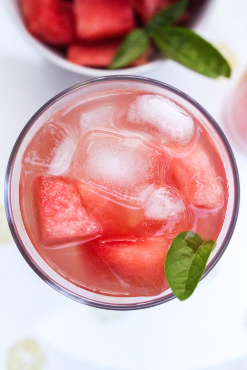 mab_andre's tweet image. 5-Minute Watermelon Mint Cooler  Blend 2 cups cubed watermelon + 5 mint leaves + 1 tsp lime juice. Strain (optional). Serve over ice—so fresh, so sweet! Perfect for beating the summer heat.  #QuickDrinks #SummerSips