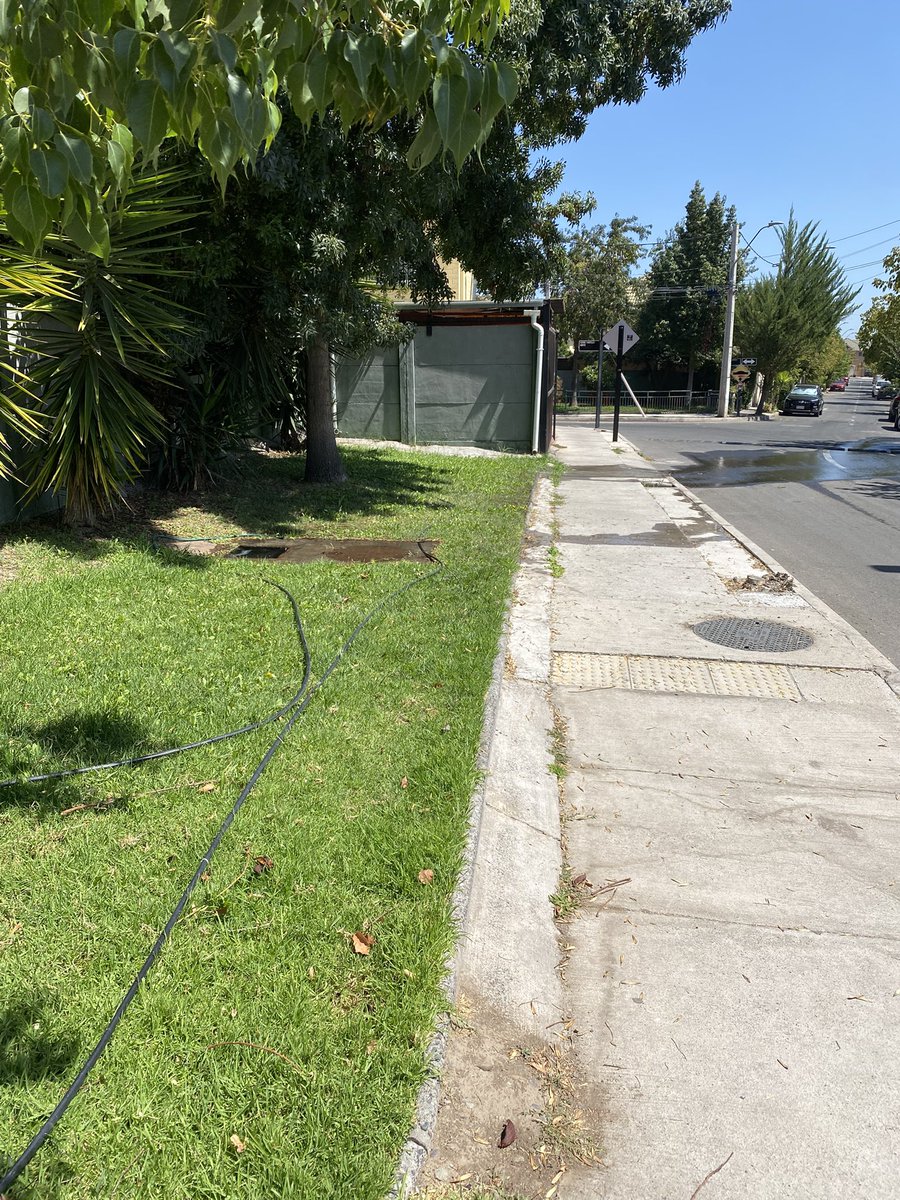 FranciscoWebDev's tweet photo. @aguas_andinas cerro Yaneteles 3 con cardenal fresno, Puente alto, diga de ahora desde punto de riego https://t.co/FlLeA0PWRd