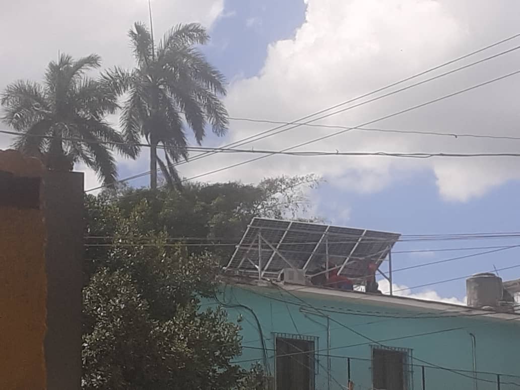 Continúa la instalación de formas renovables de energía, en sectores claves de servicios vitales a la población.
#CubaVencerá 
#CubaSoberana