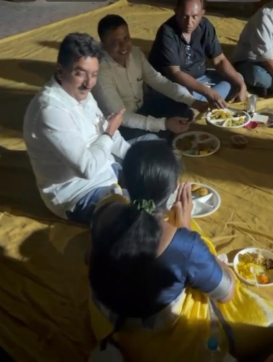 manishsabalpara's tweet photo. સૈજપુર વોર્ડ ભાજપ ના સૌ કાર્યકર્તા મિત્રો એ ટીફીન બેઠક માં સાથે મળીને ભોજન કર્યું.
આ બેઠક મા ધારાસભ્ય શ્રી કંચનબેન રાદડિયા, શહેર મંત્રી શ્રી ડિમ���પલબેન,  પ્રમુખ, મહામંત્રી, કાઉન્સિલર સૌ કાર્યકર્તાઓ મોટી સંખ્યામાં હાજર રહ્યા. https://t.co/gB5TlThuwW