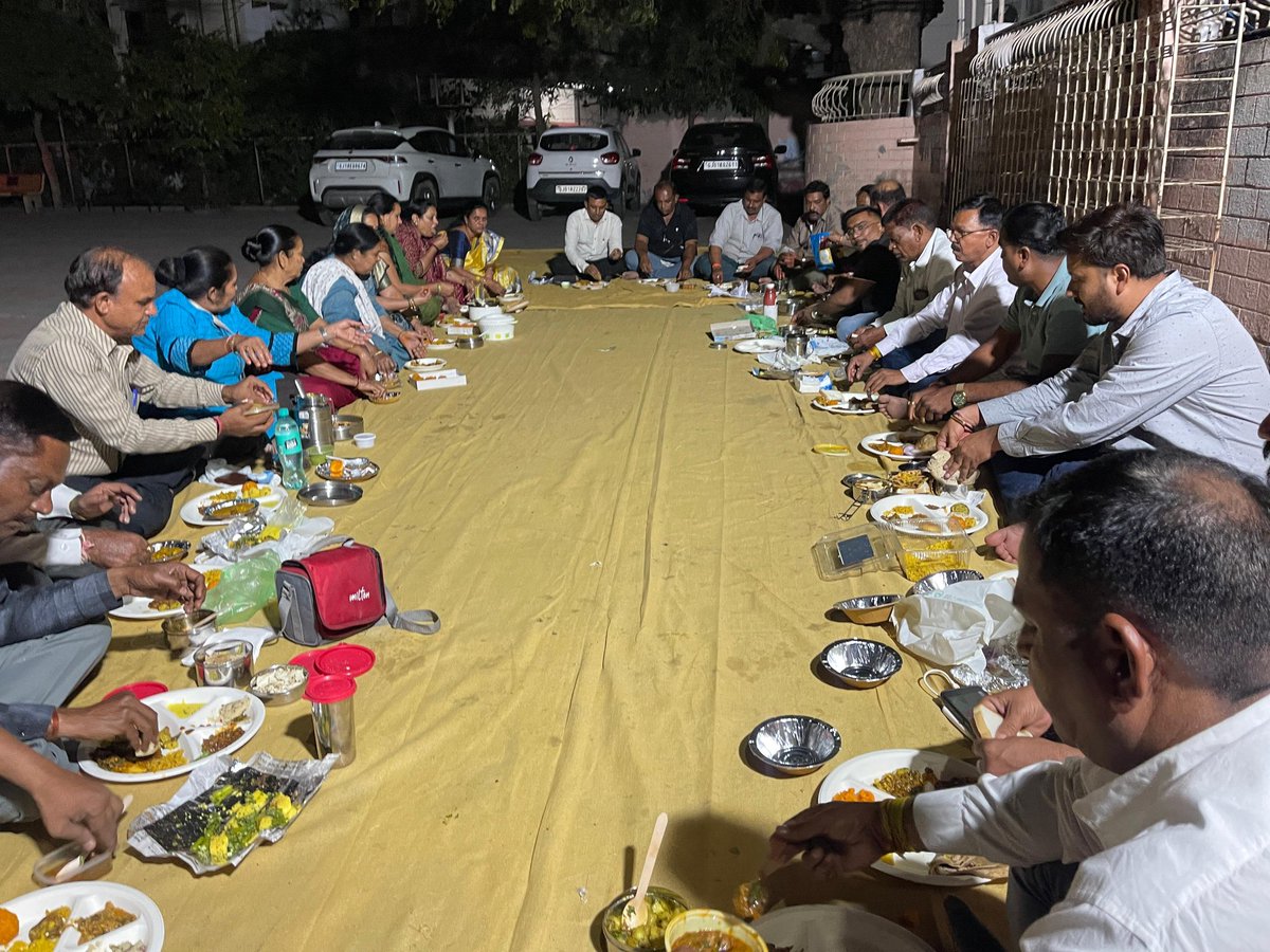 manishsabalpara's tweet photo. સૈજપુર વોર્ડ ભાજપ ના સૌ કાર્યકર્તા મિત્રો એ ટીફીન બેઠક માં સાથે મળીને ભોજન કર્યું.
આ બેઠક મા ધારાસભ્ય શ્રી કંચનબેન રાદડિયા, શહેર મંત્રી શ્રી ડિમ���પલબેન,  પ્રમુખ, મહામંત્રી, કાઉન્સિલર સૌ કાર્યકર્તાઓ મોટી સંખ્યામાં હાજર રહ્યા. https://t.co/gB5TlThuwW
