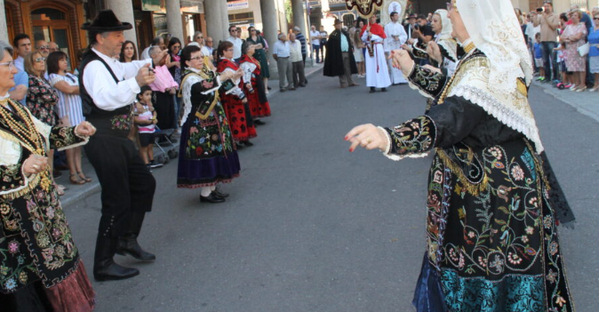 JuancarB13's tweet photo. Presento mi 2º opción a la 2º Equipación de Unionistas.

Un patrón inspirado en el bordado charro tradicional que representa la cultura transmitida de padres a hijos. Tal y como hizo mi madre conmigo, yo comparto esto con vosotros.

Unionistas por y para Salamanca ❤️ https://t.co/hPMmcarh6j