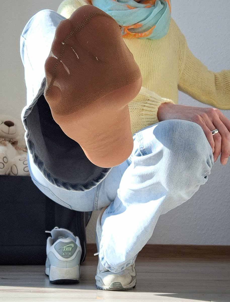 Liebe Grüße zum Feierabend 😋!
So ne schöne Nahaufnahme,  hat schon was 😏.
Ich weiß, dass du jetzt am liebsten mal schnuppern willst 🙉!
Stimmt doch,  oder?

#nylons #nylonfeet #nylonfüsse #nylonsoles