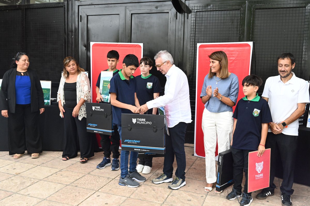 GiselaLZamora's tweet photo. Acompañé la entrega de kits de dibujo técnico para alumnos y alumnas que comienzan sus estudios en escuelas técnicas del distrito. ¡A disfrutarlos! 💪🏻❤️ https://t.co/1lWsMmkLre