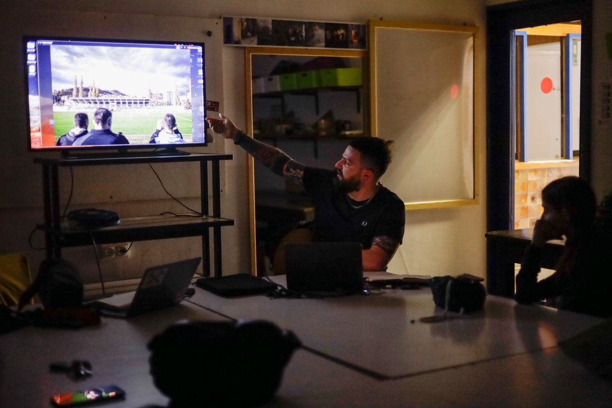emeolot's tweet photo. El grup de fotografia va rebre la visita del fotògraf gironí @CarlesPalacio. Un viatge del fotoperiodisme als projectes personals, dels Balcans a Girona. L’alumnat va gaudir d’una sessió plena d’experiència, reflexió i passió per l’ofici. 📸 https://t.co/0rCGboYgZM