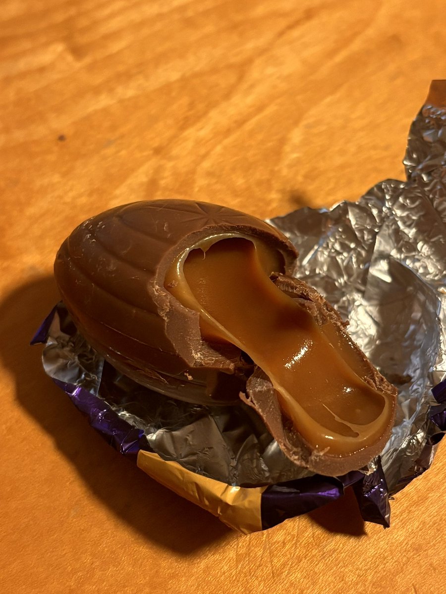 이스터시즌한정 알모양초콜릿🐣 완전 웡카에 나올거같이생겼음!!! 문구점싸구려초콜릿맛날줄알았는데 걍 존맛💅💅 (그런데 오렌지맛은 제주감귤초콜릿과 99.9%흡사한맛이남)