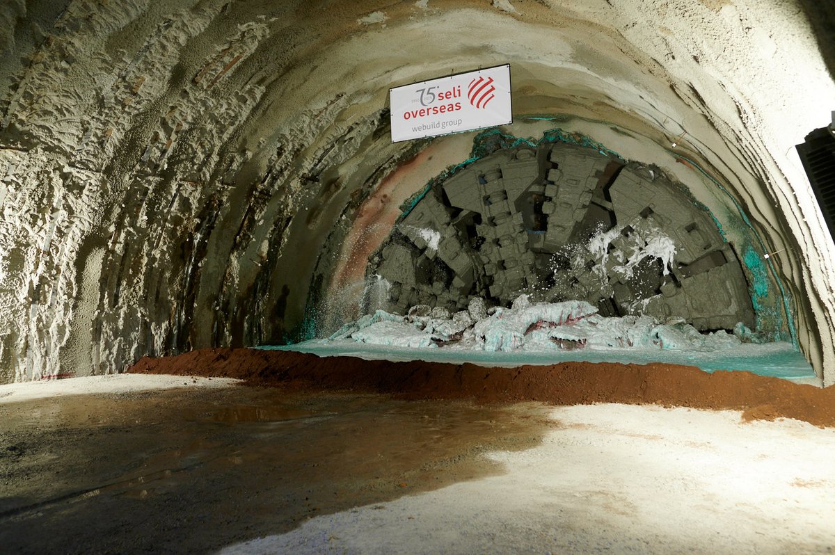 Webuild_Group's tweet image. 🏗️🚆#Sicilia: il 18 febbraio abbiamo celebrato il #breakthrough della galleria Forza d’Agrò. Un nuovo traguardo per la linea ferroviaria Alta Capacità Messina-Catania💥👷‍♂️

La #TBM “Alessia” ha completato lo scavo del binario pari della galleria sul lotto