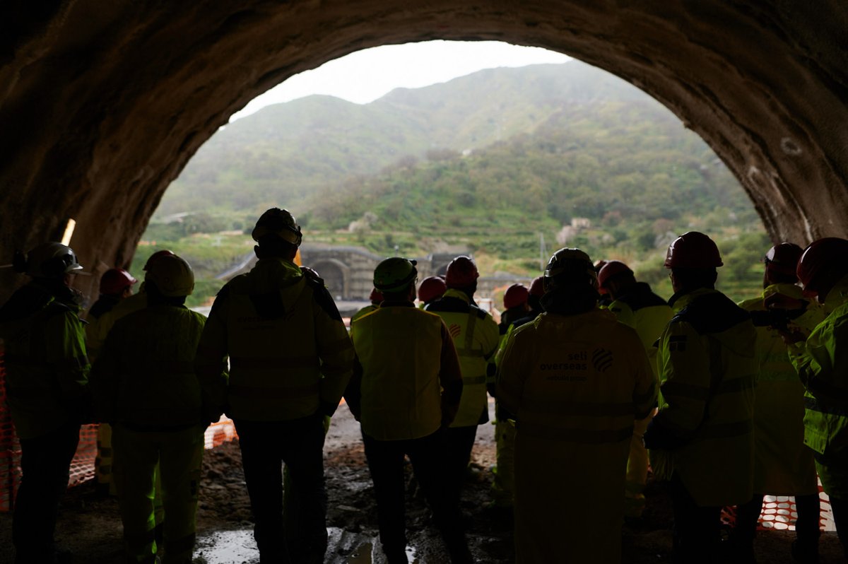 Webuild_Group's tweet image. 🏗️🚆#Sicilia: il 18 febbraio abbiamo celebrato il #breakthrough della galleria Forza d’Agrò. Un nuovo traguardo per la linea ferroviaria Alta Capacità Messina-Catania💥👷‍♂️

La #TBM “Alessia” ha completato lo scavo del binario pari della galleria sul lotto