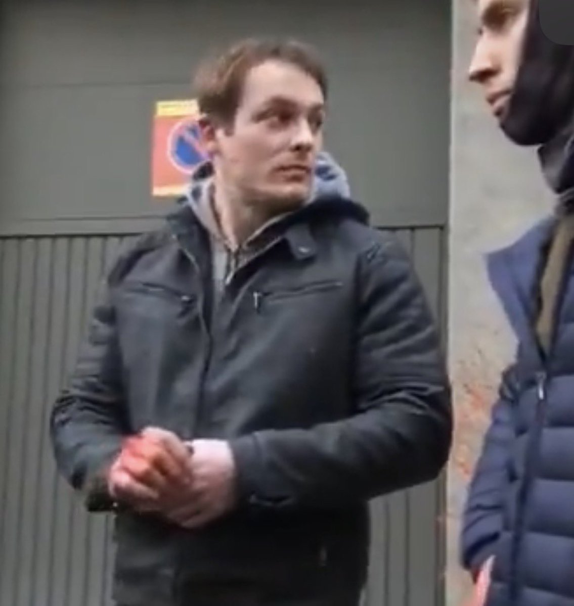 Le sang sur les phalanges de son pote c'est le siens aussi ?