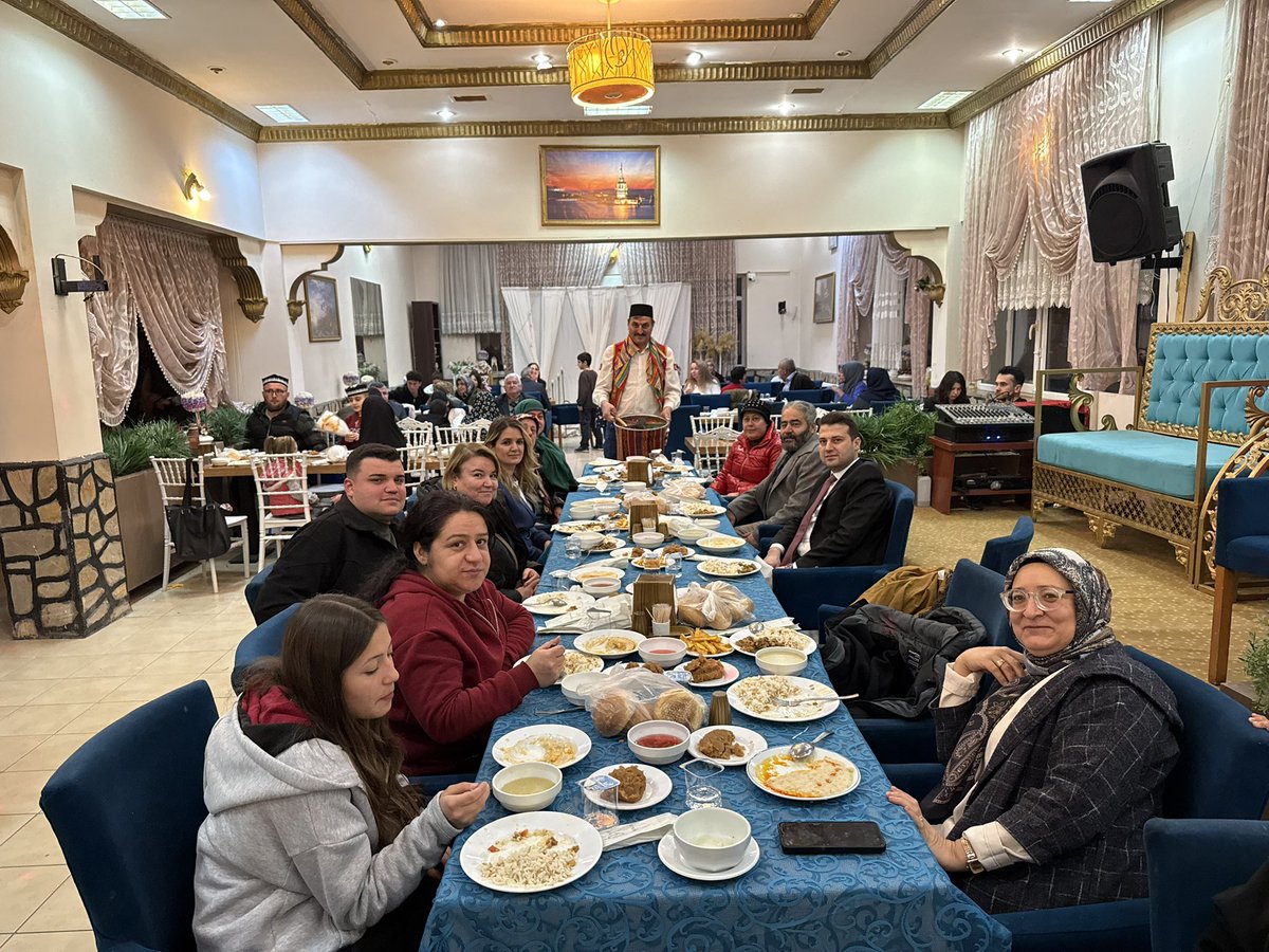 CivrilKaymakaml's tweet photo. Kaymakamlığımız tarafından Ramazan ayının 15. gününde idrak edilen Dünya Yetimler Günü münasebetiyle iftar programı düzenlendi. Kaymakamımız Sn. @fatihcidiroglu, eşi Uzm. Dr. Ayşe CIDIROĞLU ile birlikte yetim ve öksüz çocuklarımız ve aileleriyle iftar sofrasında bir araya geldi. https://t.co/7Kcl6WJQ2T