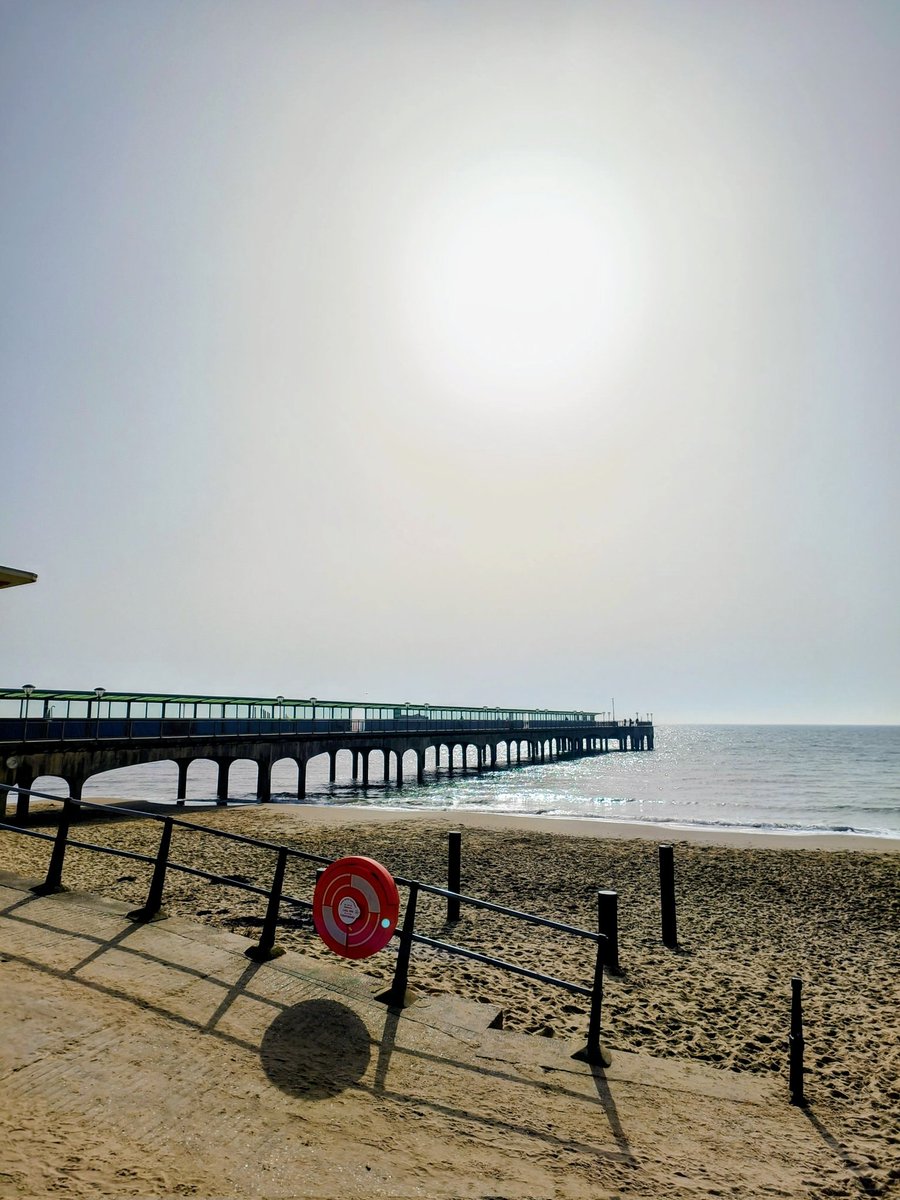 LadyGrace27's tweet image. Just a pier and a little perspective...🌊

#thursdayvibes #ThursdayMood #sun #sea #boscombe