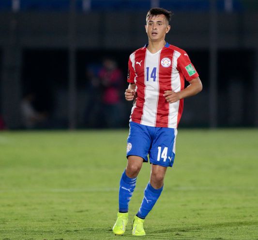 EzeCantero__'s tweet photo. Eligió jugar por Paraguay en el momento mas malo de la Selección. Se bancó puteadas por ser nacionalizado, rendimientos flojos y tuvo su repunte hasta llegar a ser pieza clave para la clasificación. Estos si son merecimientos. https://t.co/JWrvwk0b0N