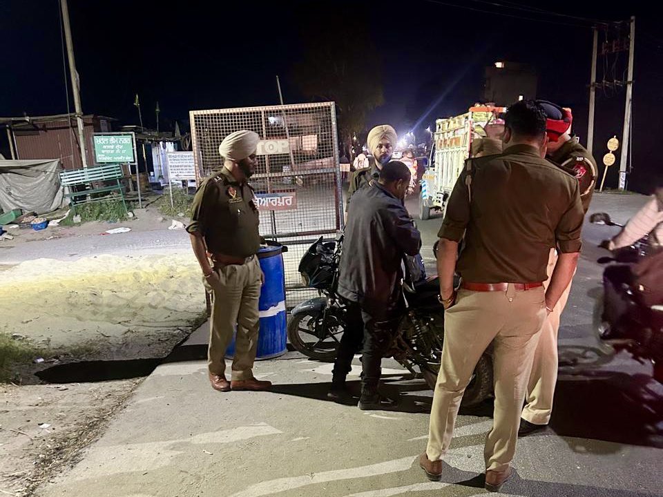 PP_Hoshiarpur's tweet photo. Under the supervision of senior officers, Hoshiarpur Police is conducting special naka-bandi with thorough vehicle checking to keep a strict watch on suspicious activities and ensure strong law &amp; order.

#PoliceOnAlert #NakaBandi #PublicSafety https://t.co/wo0G9MbKXL