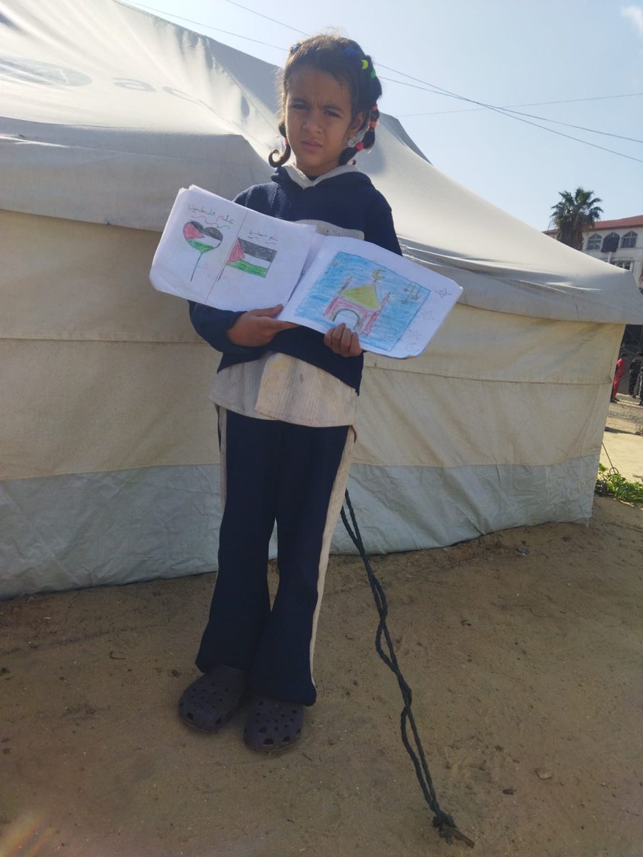 Omar1fromGaza's tweet photo. Zaha'ya bakın.. Çadır hayatı yaşarken barışı ve vatanı çizen bir çocuk. Giydiği büyük ayakkabılar sürgünümüzün, çizimleri ise direnişimizin hikayesi. Zaha'nın ateş dumanından ve göçün yorgunluğundan uzaklaşmak için defterlere ve boyalara ihtiyacı var. 🙏
https://t.co/9juk2Ytyqy https://t.co/bfbExtLclL