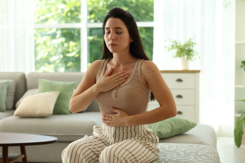 Feeling stuck in anxious thoughts? Try the 3‑3‑3 Rule: name 3 things you see, 3 things you hear, and move 3 parts of your body — a simple grounding trick that brings you back to the present and can stop a spiral in its tracks. 🧠 #anxiety #selfhelp ow.ly/25N250YpLQq