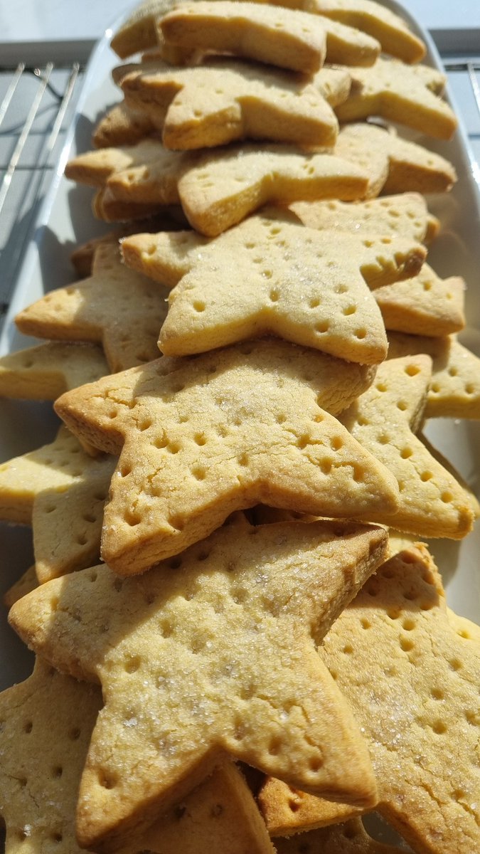 dinner_the65743's tweet photo. We celebrated World Book Day at school today.
We served a mini Mary Poppins, Willy Wonker, Godzilla, Sherlock Holmes, Cinderella, and a very orange UmpaLumpa 🤩
Cheesy bean parcels, mozerella bread twists, and star shortbread biscuits all on offer 😋 https://t.co/pt7mmKxNA6