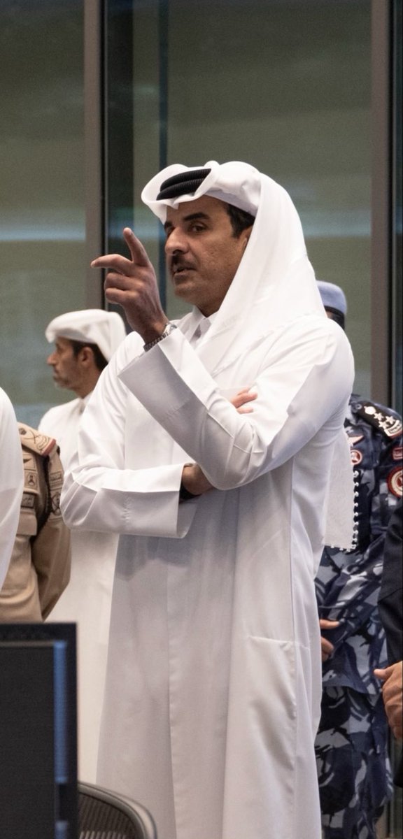 تميم اللي رفع بيده هموم صغارها وكبار
من اللي صدّرت باسمه أوامر والحمل شاله
. 
تميم اللي مشى بارض الوعر والصعْب والاخطار
 إلين استسهلت كل الدروب ونوَخ جماله
.
تميم الشعر يا بحر القصيد اخضع ولا تختار
من اللي لا وعد يوفي قبل وعده وذي حاله
.
دعيت القادر الفرد الصمد الواحد القهّار