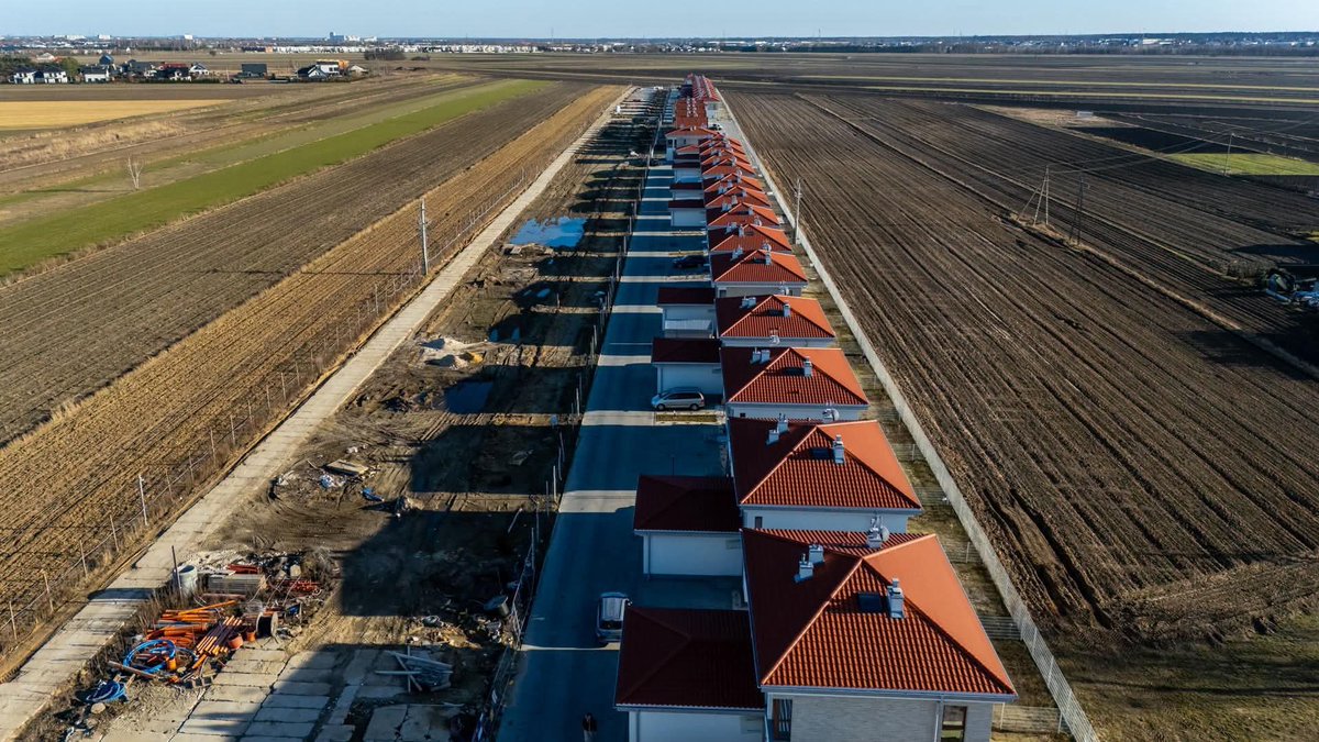 Zęby smoka - bariera przeciwczołgowa wybudowana na przyszłej linii frontu w Podolszynie na południe od Warszawy.