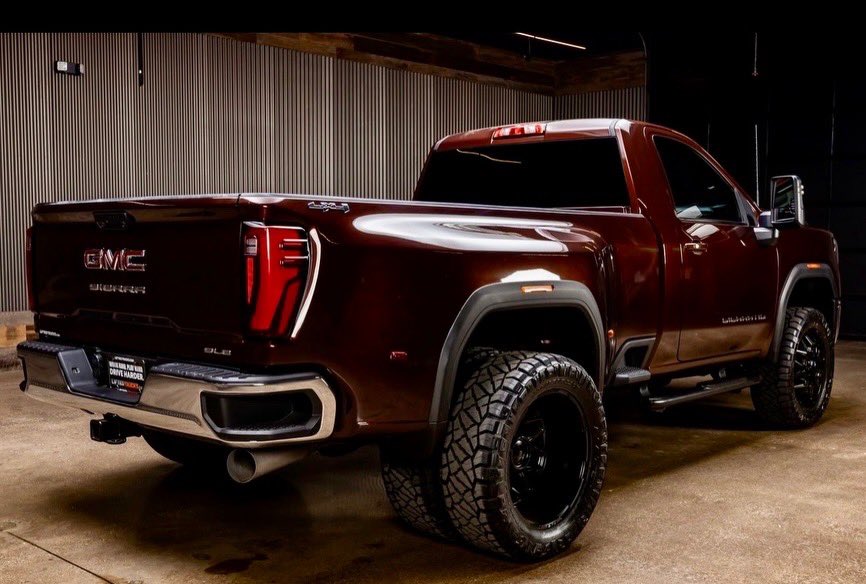 liftedtrucks's tweet image. 2024 Sierra 3500 Single Cab Dually Diesel 4x4 at our #Huntsville location. #Duramax diesel engine, 2” @teamreadylift leveling kit, 22” @FuelOffroad wheels, Fox Shox, and much more. #TX08592 
Asking $73,800. Price includes 10k in upgrades. 
Break Away From The Ordinary! 

* Call