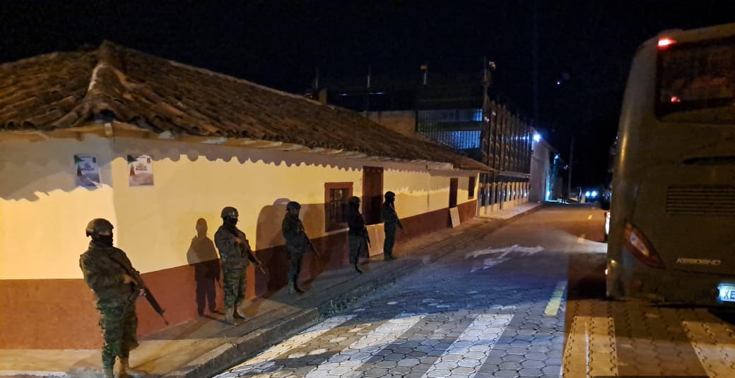 𝑬𝒇𝒆𝒄𝒕𝒊𝒗𝒐𝒔 𝒎𝒊𝒍𝒊𝒕𝒂𝒓𝒆𝒔 𝒅𝒆𝒄𝒐𝒎𝒊𝒔𝒂𝒓𝒐𝒏 𝒎𝒖𝒏𝒊𝒄𝒊𝒐𝒏𝒆𝒔, 𝒆𝒙𝒑𝒍𝒐𝒔𝒊𝒗𝒐𝒔 𝒚 𝒅𝒊𝒏𝒆𝒓𝒐 𝒆𝒏 𝒍𝒂 𝒇𝒓𝒐𝒏𝒕𝒆𝒓𝒂 𝒏𝒐𝒓𝒕𝒆

#Carchi| El Ejército Ecuatoriano, como parte de las Fuerzas Armadas del Ecuador y con base en información de inteligencia