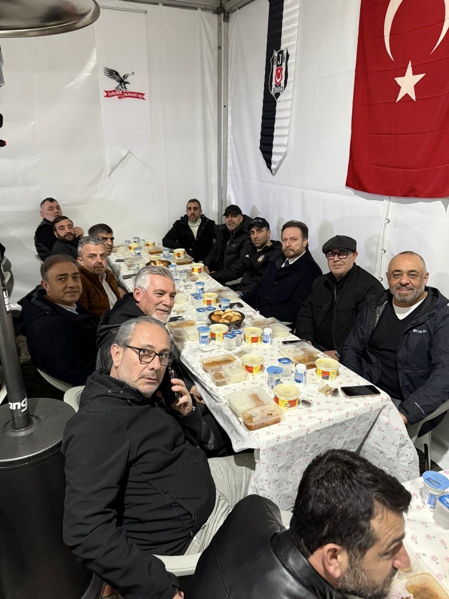 Kartal yürekli adam, yiğit dostumuz Serdar Keleş’i dualarla andığımız bir iftar sofrasında bir araya geldik.
Erdal Keleş ve kıymetli dostlarımızla birlikte onun hatırasını yad ettik.

Ruhu şad, mekânı cennet olsun. 🦅🤲