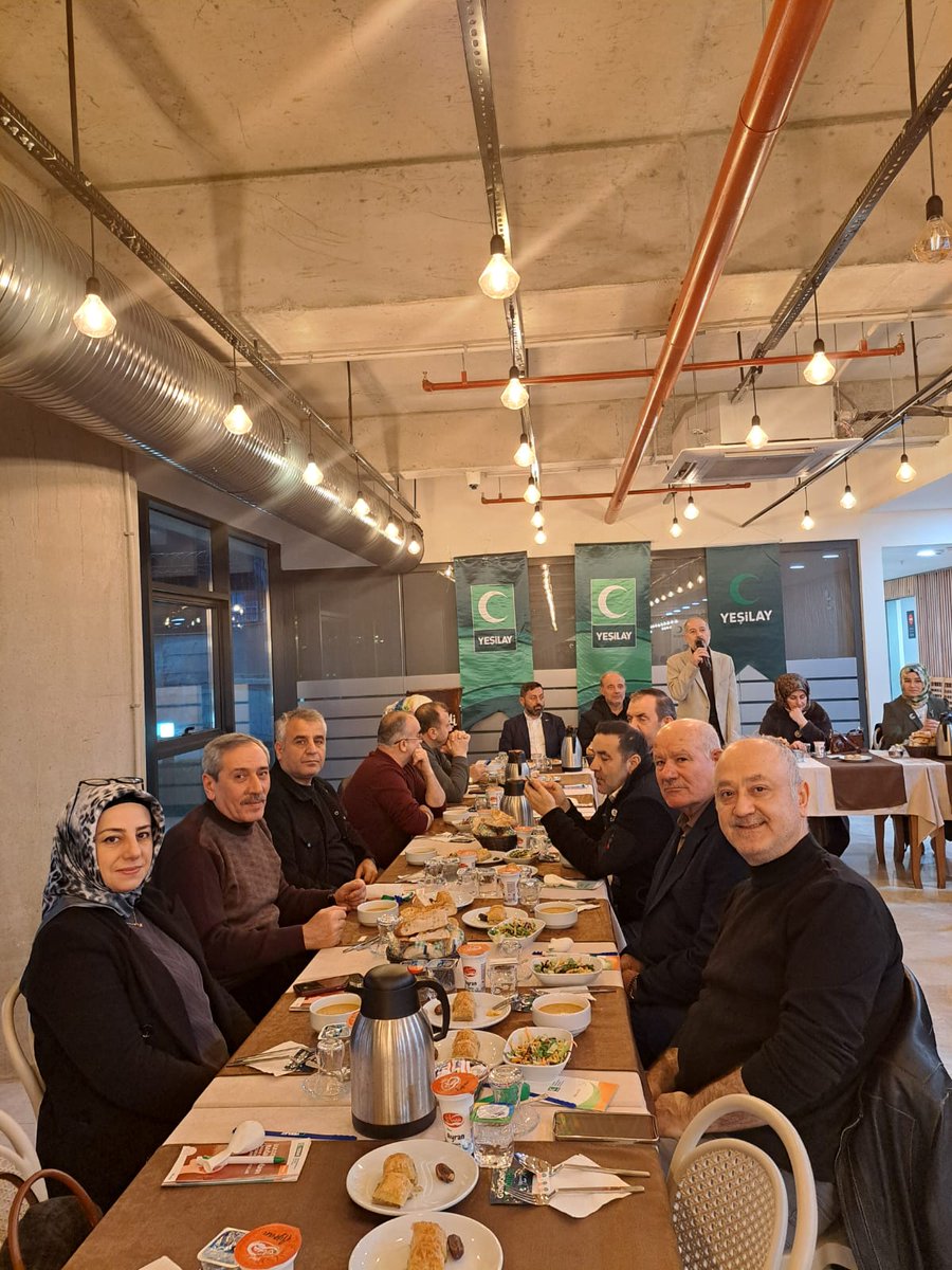 HaciMehmetAtas's tweet photo. Yeşilay Haftası 
Münasebetiyle 
Sivil Toplum ve Halkla ilişkiler olarak 
Güngören Yeşilay Şubesinin düzenlemiş olduğu İftar programına katılım sağladık
@abdullahozdemir 
@meozkaya 
@dvrnyalcinkaya https://t.co/UVmX8FvFIB