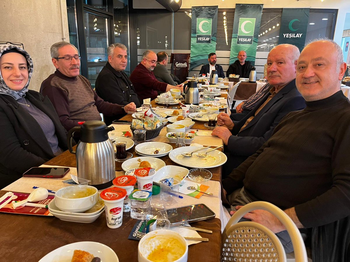 HaciMehmetAtas's tweet photo. Yeşilay Haftası 
Münasebetiyle 
Sivil Toplum ve Halkla ilişkiler olarak 
Güngören Yeşilay Şubesinin düzenlemiş olduğu İftar programına katılım sağladık
@abdullahozdemir 
@meozkaya 
@dvrnyalcinkaya https://t.co/UVmX8FvFIB