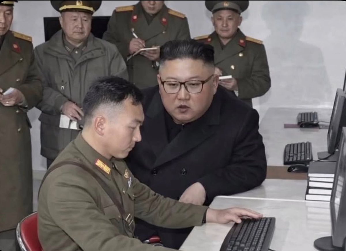 -Todavía no nos ha llegado ninguna declaración de guerra, Señor.

-Revisa bien, presiona F5.