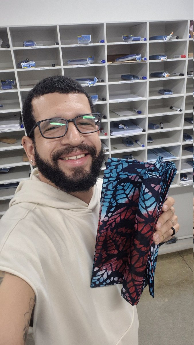 Ganhei um tecido original trazido da Nigéria pelo meu estudante de doutorado que é de lá

🥰
