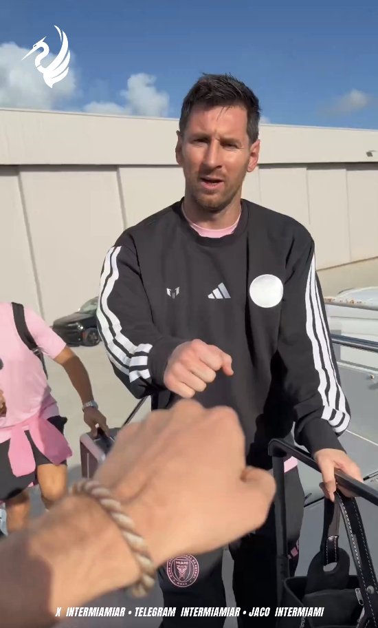 TouchlineX's tweet photo. 🚨 𝗕𝗥𝗘𝗔𝗞𝗜𝗡𝗚: Lionel Messi is now traveling to The White House to meet Donald Trump! https://t.co/cmcJ8I78eW
